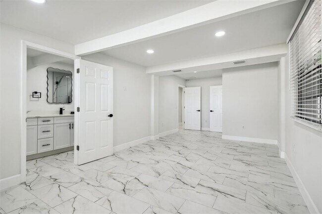 Building Photo - 4910 N Darby Ave