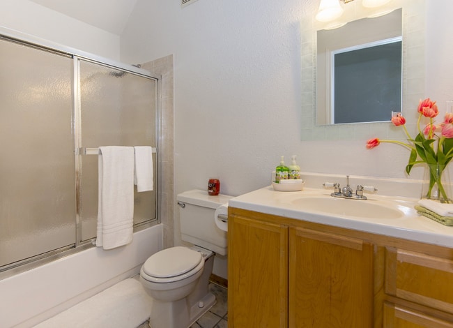 Building Photo - Townhouse style condo in Beaverton!