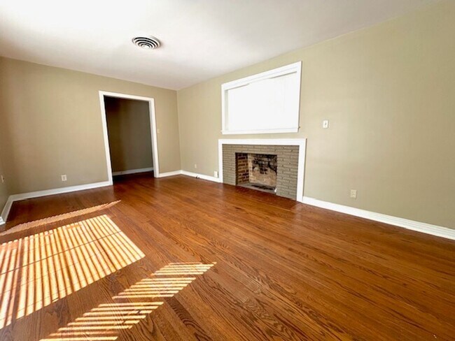 Building Photo - Coming Soon 10/8/25! Charming and spacious...