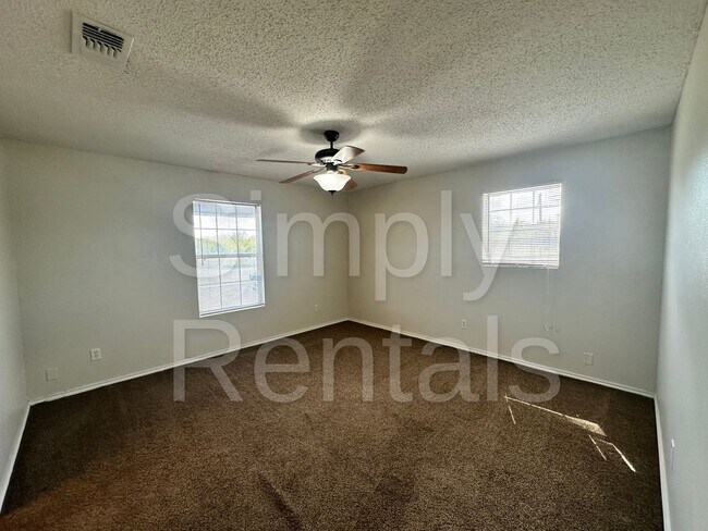 Building Photo - 479 Mills Way