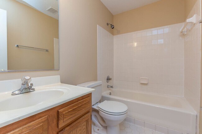 Building Photo - 3 BR, 2.5 BA Townhome in North Stafford