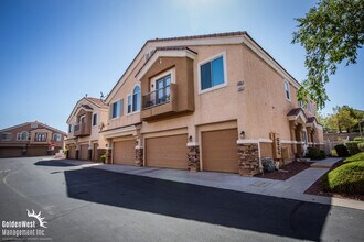 Building Photo - Beautiful Two-Story 3Bdm 2.5Ba Rowhome Nestled in Henderson!