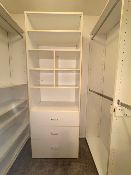 Master bedrm closet organizersaster bedrm closet organizers - 30061 Whitecap