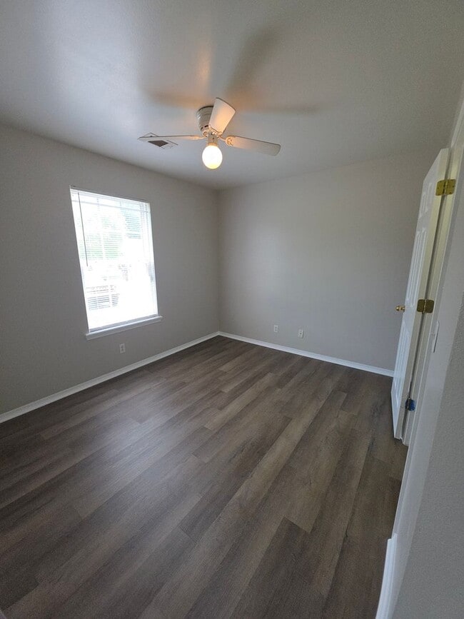 Building Photo - 102 Willow Creek Dr