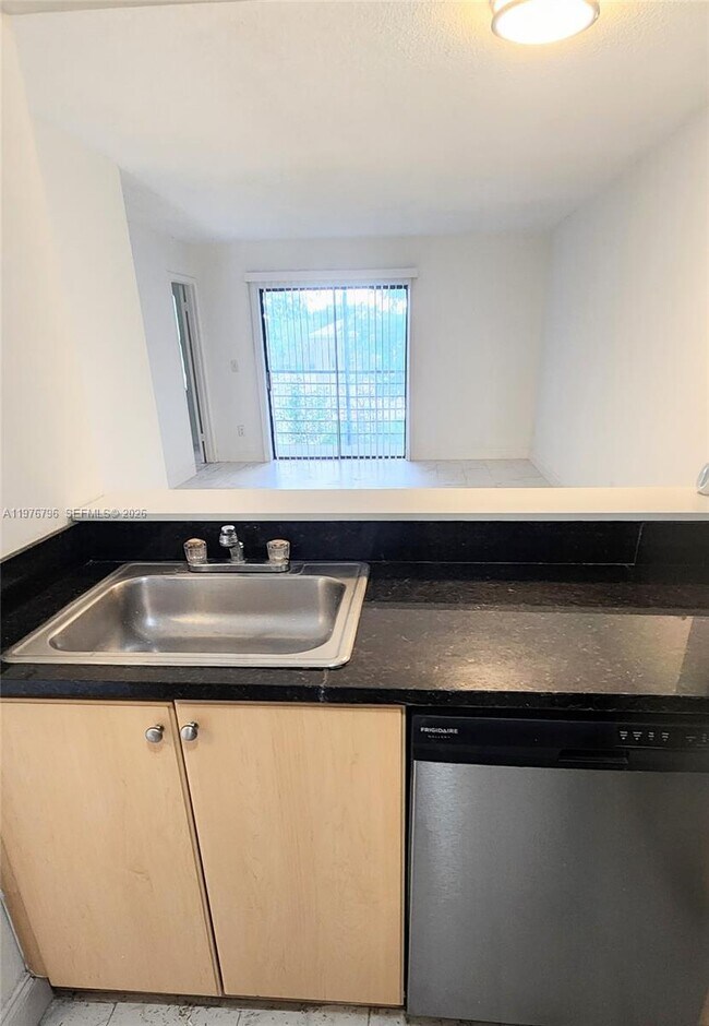 Building Photo - 902 NE 209th St