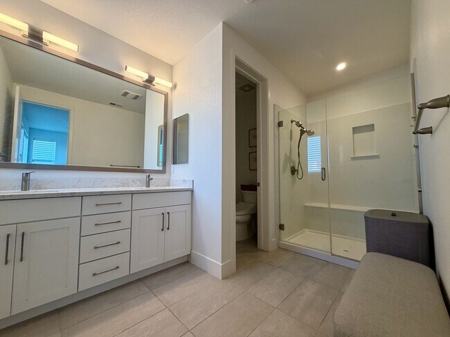Building Photo - 561 Pilgrim Dr