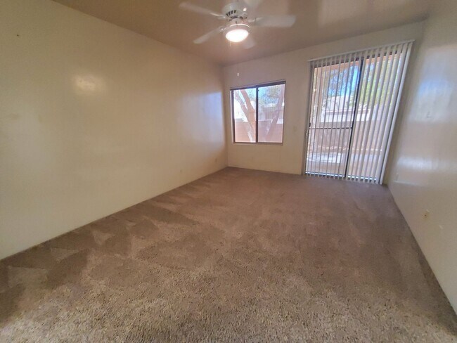 Building Photo - Central Tucson, close to everything, community pool