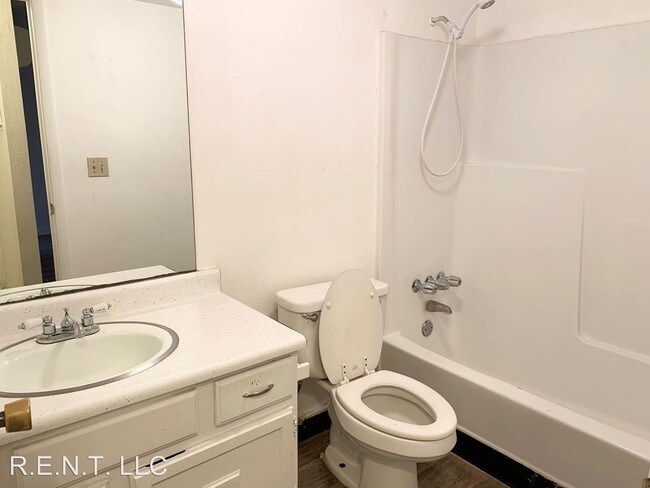 Building Photo - 2 br, 1 bath Apartment - 3362-3368 S 200 E