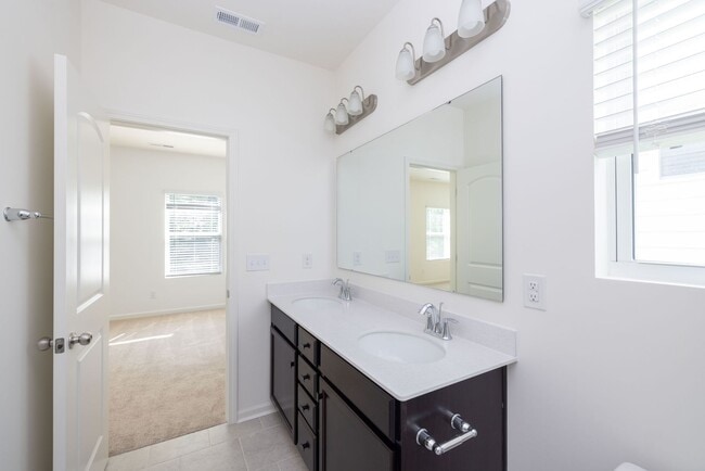 Building Photo - Beautiful 4 Bedroom Home Piedmont School D...