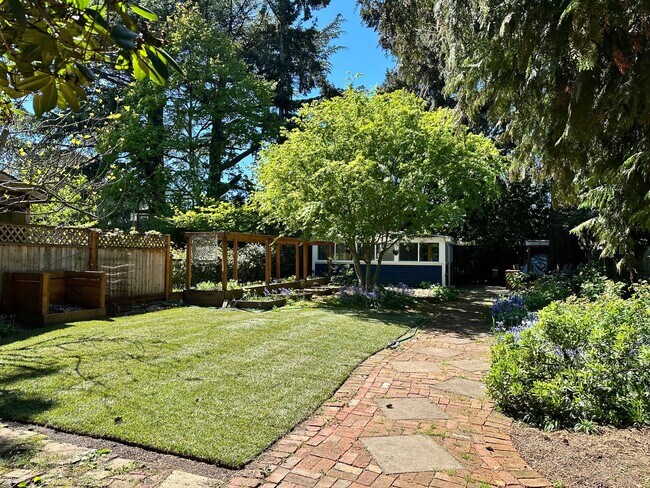 Building Photo - 2241 NE 33rd Ave