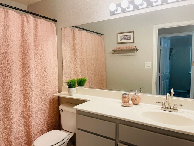 Building Photo - Fully furnished Rental Available Now