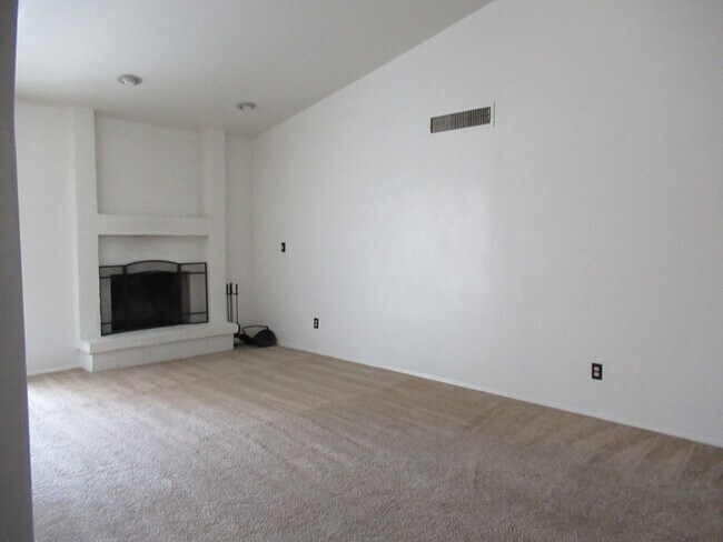 Building Photo - Spacious 4 Bedroom Home in Convenient Mesa...