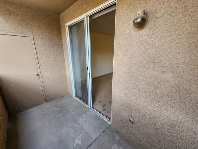 Building Photo - Fantastic, well maintained 2 bedroom condo.