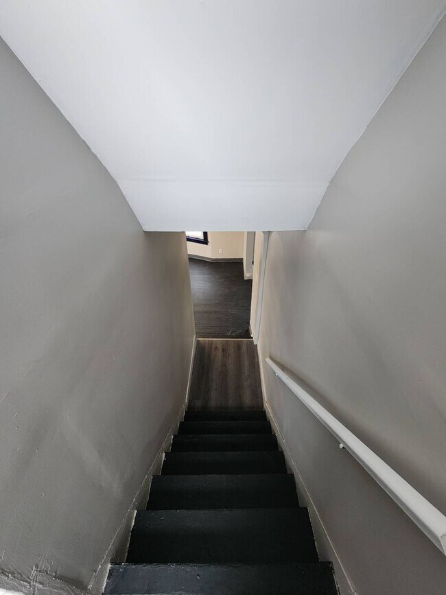 Building Photo - Charming 3-Bedroom Property in Prime Location (Section 8 Vouchers Accepted)