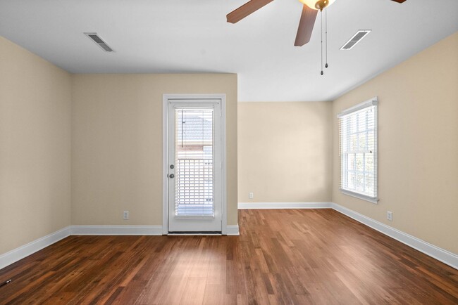 Building Photo - 2 Bedroom 2 1/2 Bath Dog Friendly Condo Fo...