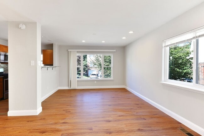 Building Photo - ??? RECENTLY UPDATED, 2 BEDROOMS AND 3 BAT...