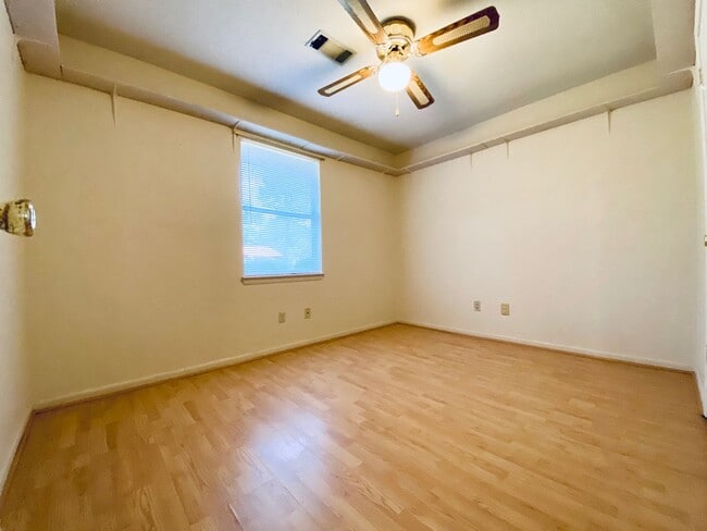 Building Photo - AVAILABLE NOW  [PET FRIENDLY]