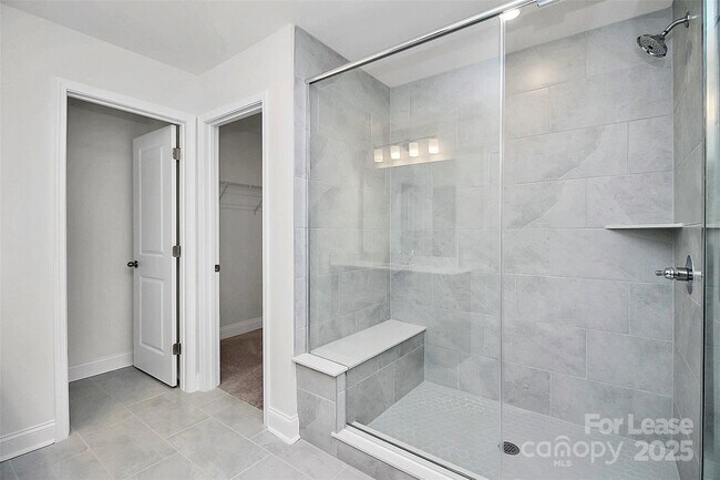 Building Photo - 6029 Mariemont Cir