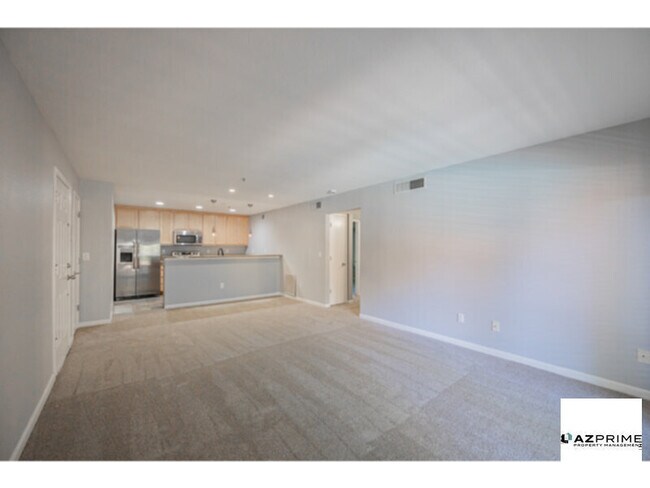 Building Photo - Beautiful 2/2 Phoenix Condo Overlooking th...