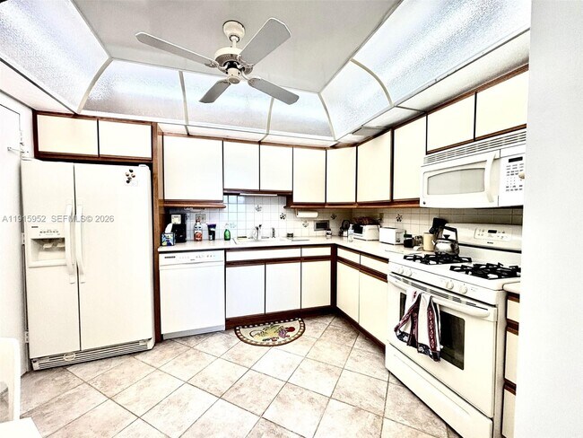 Building Photo - 2030 S Ocean Dr