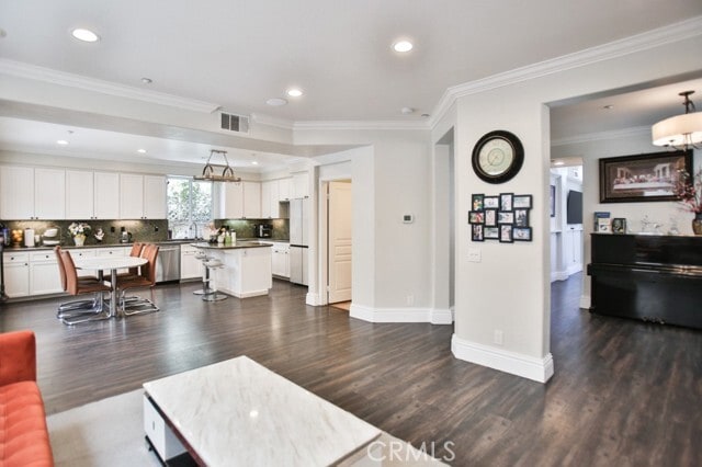 Building Photo - 5326 Charlotta Dr
