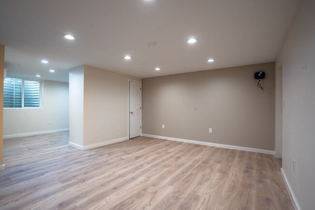 Building Photo - 1042 Davenport Dr