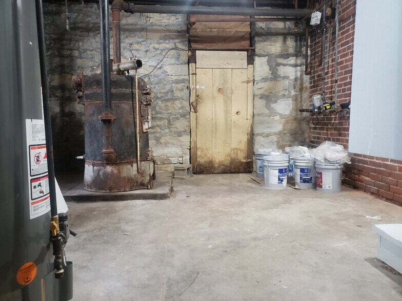 Building Photo - 1015 W High St