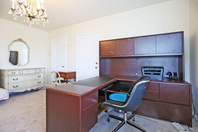 Building Photo - Two-story, 3BR/2.5BA Single family home including Lower-Level Suite with Bath & Kitchenette in Gl...