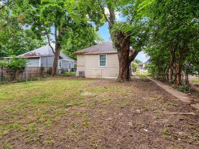 Building Photo - 533 E Woodard St