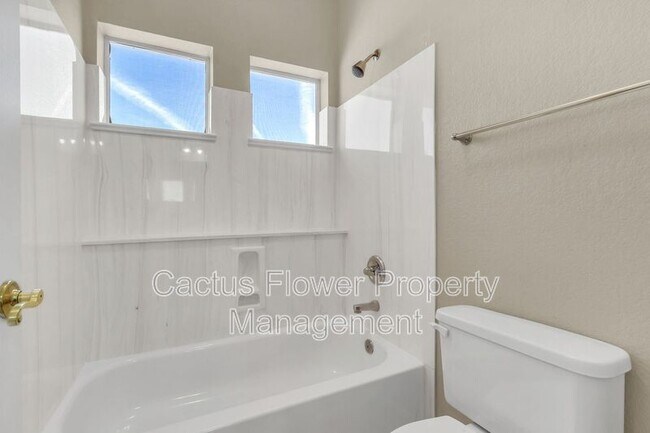 Building Photo - 2524 N Sunrise