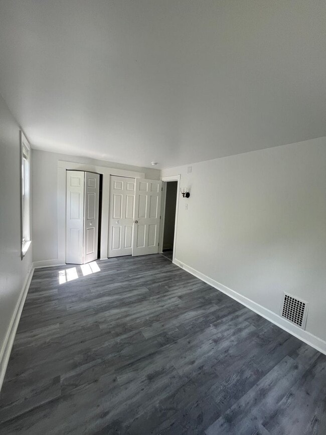 Building Photo - Brand New 5 bedroom 2 Bathroom