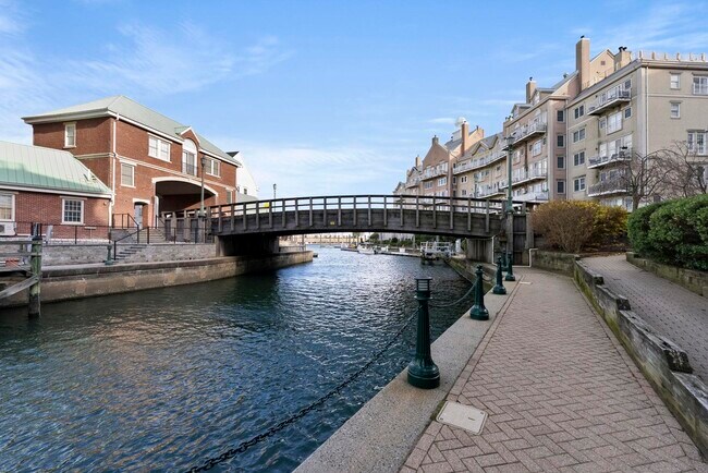 Building Photo - 200 Shearwater Ct W