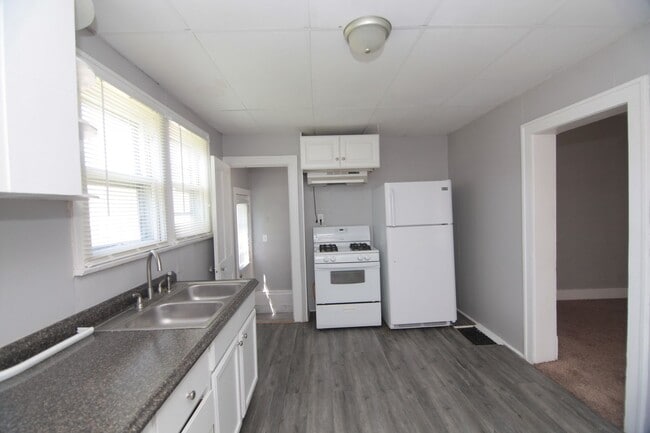 Building Photo - 2 bed 1 bath Moline house!
