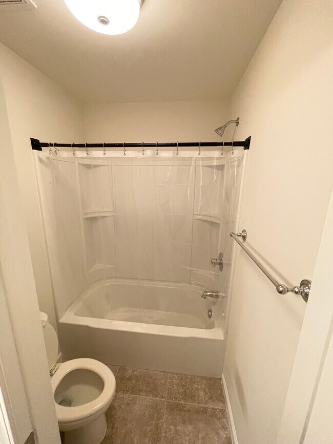 Upstairs Bath - 4697 Pine St SE