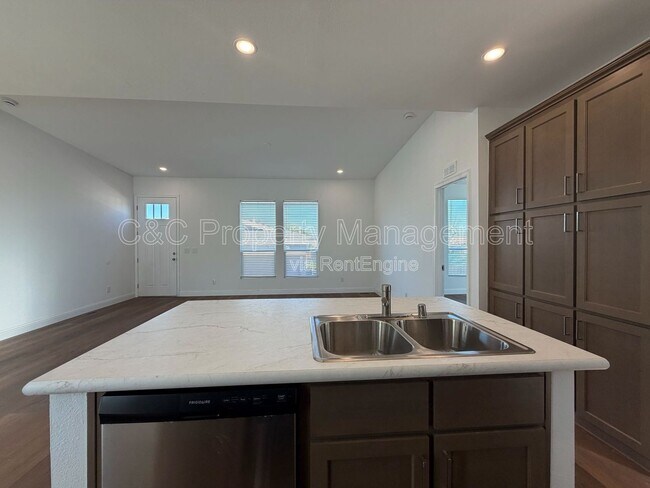 Building Photo - 759 W Chase Ave