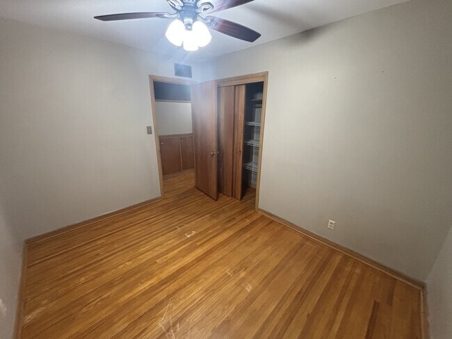 Building Photo - 2416 N Riverlawn Dr