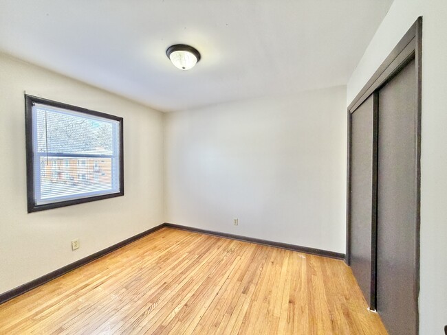 Building Photo - 2113 Lake Point Dr