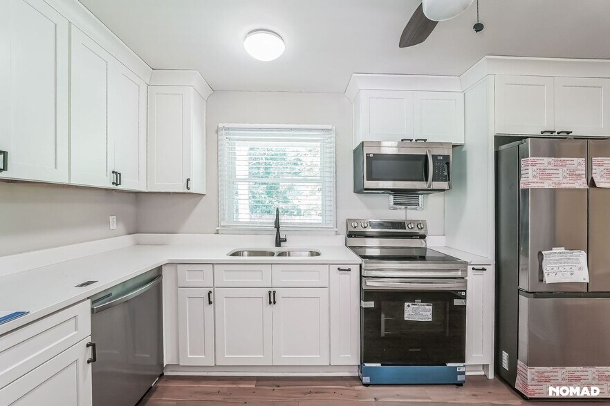 Building Photo - 2257 Collins Dr
