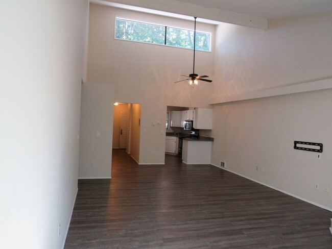 Building Photo - South Rose Hill Spacious updated Condo w/V...