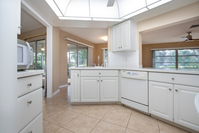 Building Photo - "Charming Sarasota Retreat: Spacious 3-Bed...