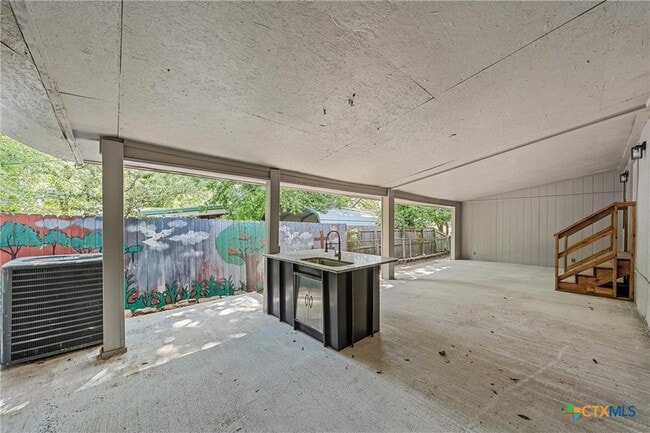 Building Photo - 1524 E Avenue B
