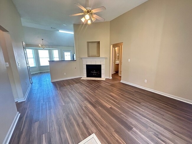 Building Photo - Cozy home in The Commons neighborhood offering split bedroom floor plan! Back yard is fully fence...