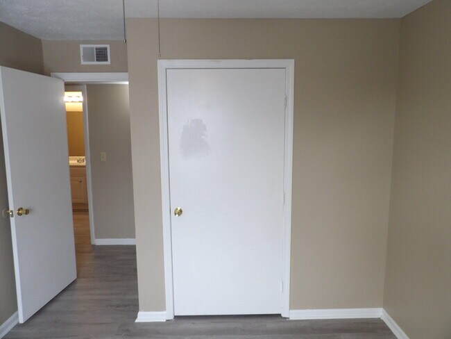 Building Photo - 140 Landings Dr