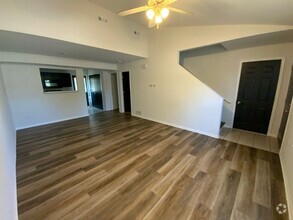 Building Photo - 4 Bedroom Duplex newly remodeled