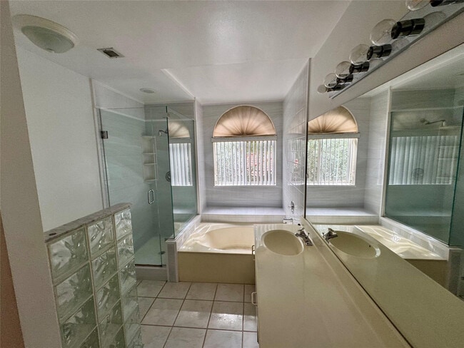 Building Photo - 604 N University Dr