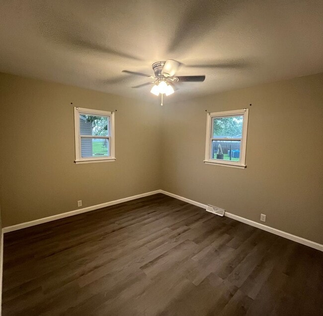 Building Photo - Two Bedroom House in Jerseyville