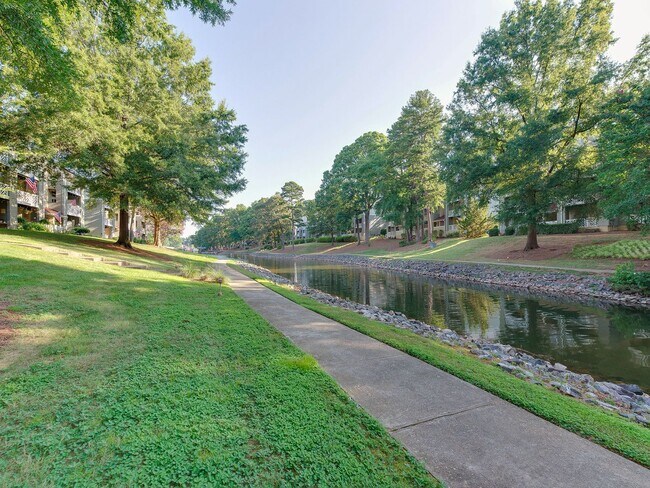 Building Photo - Amenity rich water front condo ready for move in!