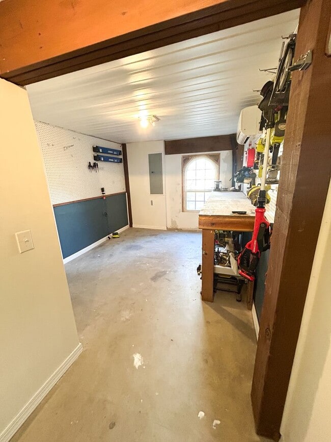 Building Photo - Charming 3BD, 2BA home with spacious yard and screened in porch