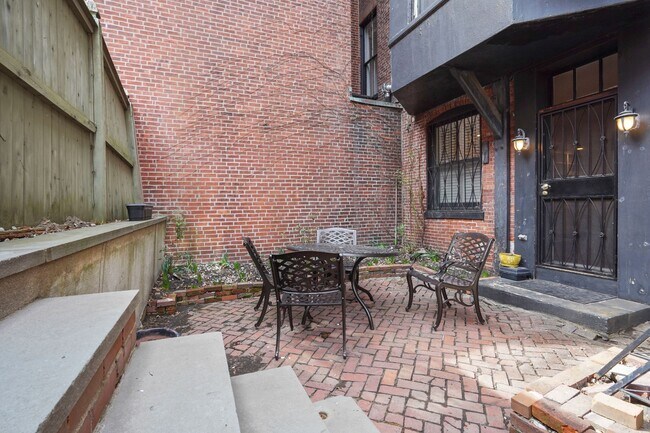 Building Photo - 296 Marlborough St