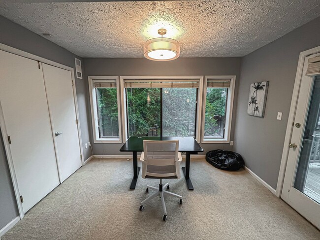 Building Photo - Fully Furnished And Stylish 1 Bedroom 1 Ba...